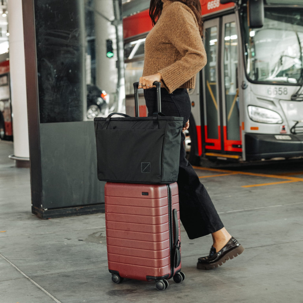CIVIC Daily Tote 24L in Solution Dyed Black - CDT24 - luggage pass through on roller suitcase - MODEL HEIGHT 5'8" - 172cm CIVIC Daily Tote 24L in Solution Dyed Black - CDT24 - luggage pass through on roller suitcase - MODEL HEIGHT 5'8" - 172cm [13024a-SBK