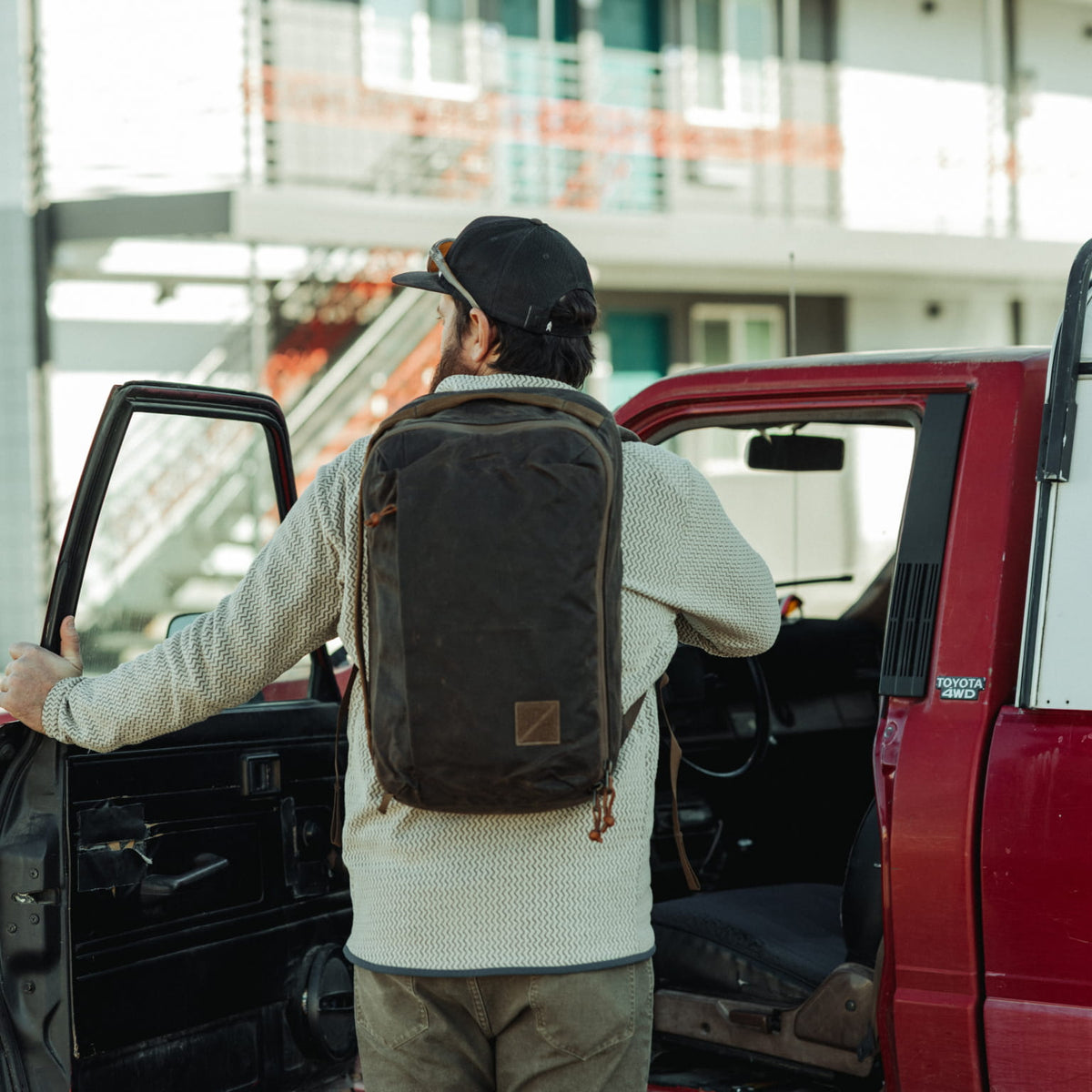 CIVIC Panel Loader 24L Waxed Canvas Man in Car Model Height 5'11" 180cm CIVIC Panel Loader 24L Waxed Canvas Man in Car Model Height 5'11" 180cm [13001cc-WTN