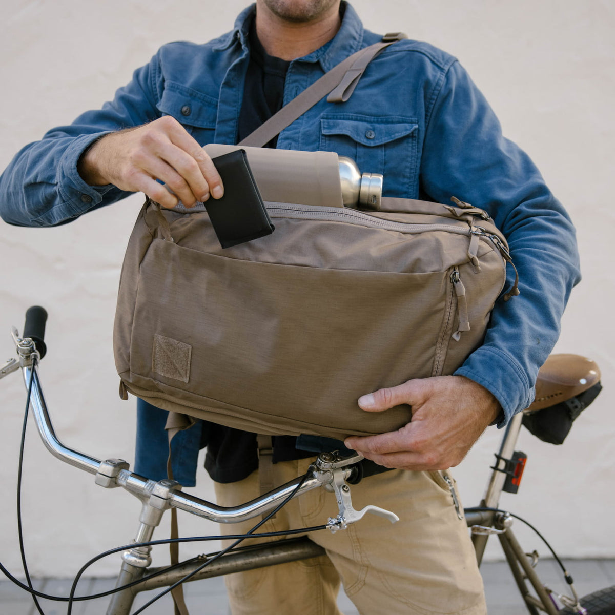 CIVIC Travel Bag 26L in Fossil Brown - phone in front pocket CIVIC Travel Bag 26L in Fossil Brown - phone in front pocket [13012c-FBN