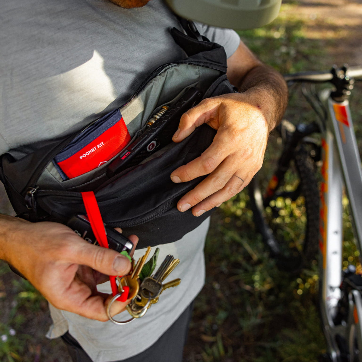 MOUNTAIN HIP PACK 3.5L in Solution Dyed Black - Key Leash MOUNTAIN HIP PACK 3.5L in Solution Dyed Black - Key Leash [11003a-SBK