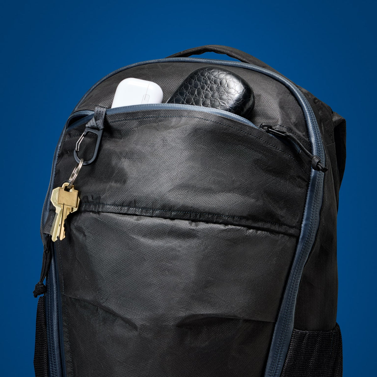 MOUNTAIN Panel Loader 22L in Black Magic - Ultra - Front lid pocket with aluminum key hook