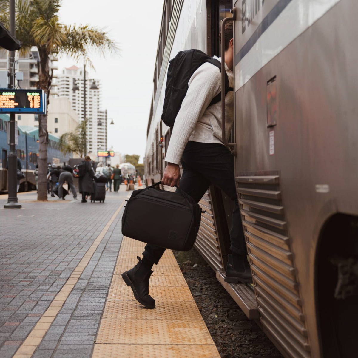 Transit Duffel 25L in Solution Dyed Black - train commute Transit Duffel 25L in Solution Dyed Black - train commute [13023d-SBK