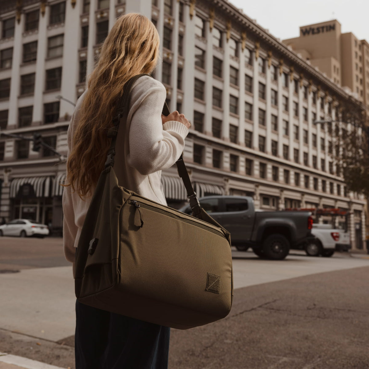 Transit Duffel 35L in OD Green street crossing Transit Duffel 35L in OD Green street crossing [13014d-ODG