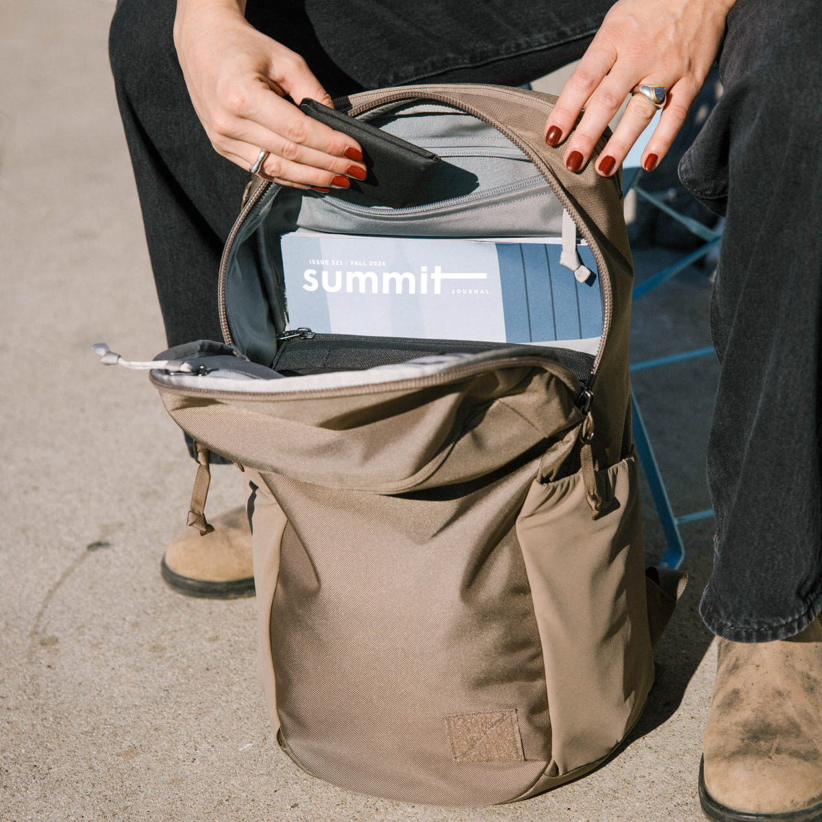 CIVIC Half Zip 22L in Fossil Brown - internal security pocket opaque - putting wallet inside [13003d-FBN]