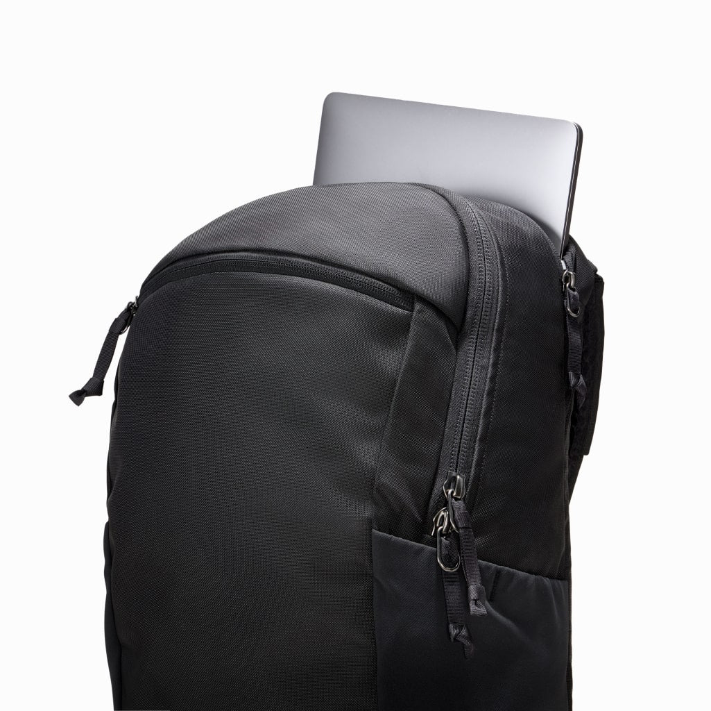 CIVIC Half Zip 22l in Solution Dyed Black - external laptop suspended [13003d-SBK]