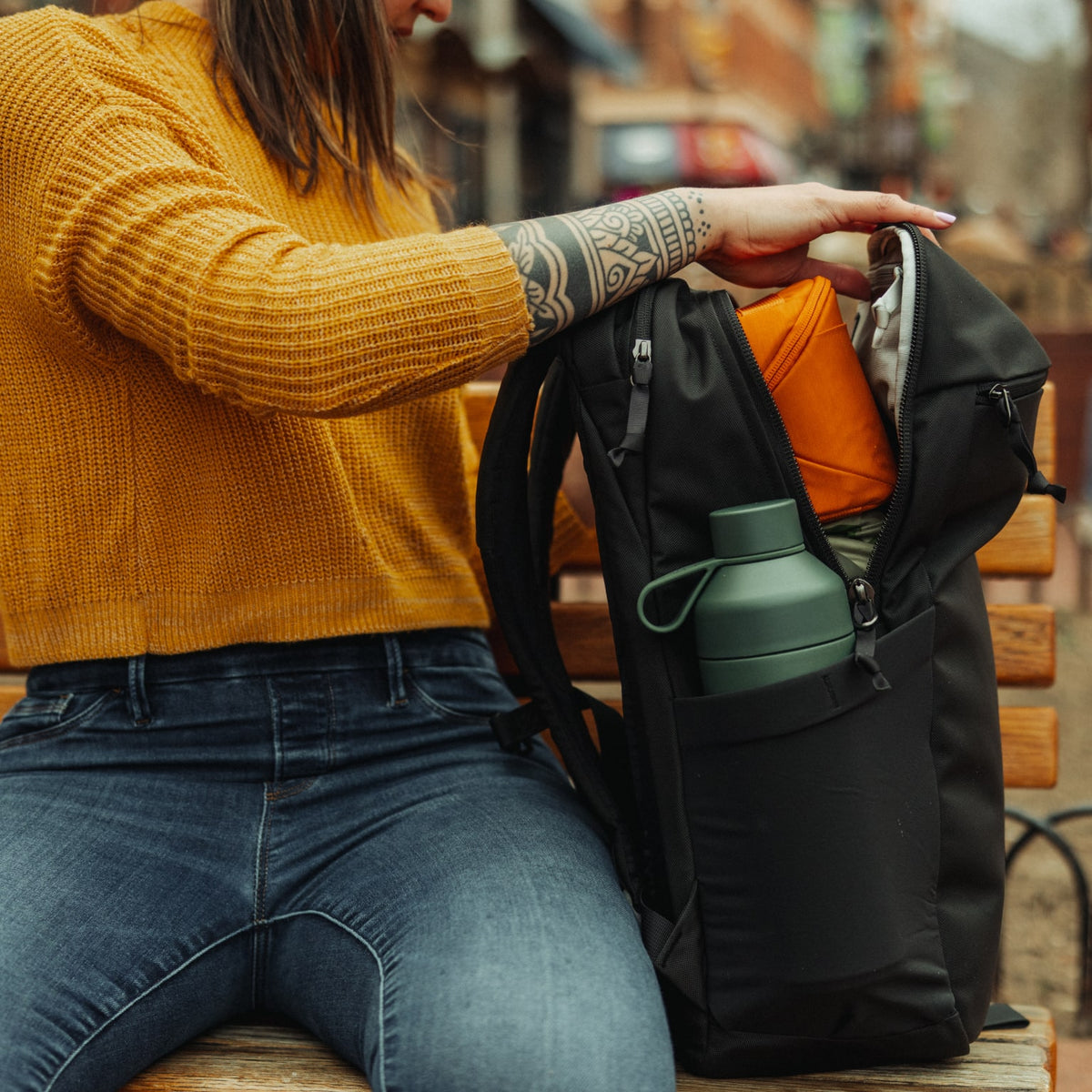CIVIC Half Zip 22l in Solution Dyed Black - opening to access CAP2 [13003d-SBK]