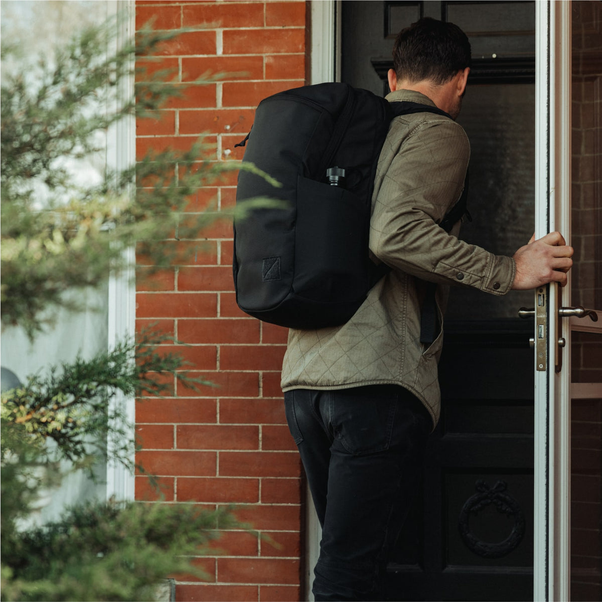 CIVIC Half Zip 26l in Solution Dyed Black - worn while commuting [13005d-SBK]