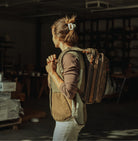 Person wearing CIVIC Panel Loader 16L, side view in a garage model height 5'7" 170cm Person wearing CIVIC Panel Loader 16L, side view in a garage model height 5'7" 170cm [13016cc-WTN