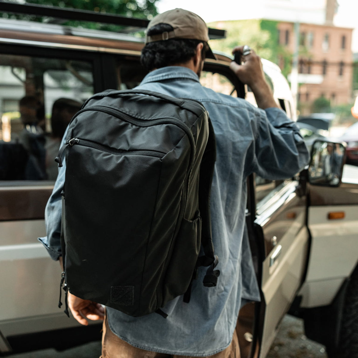 CIVIC Travel Bag 26L Black traveling in NYC [13012c-SBK]