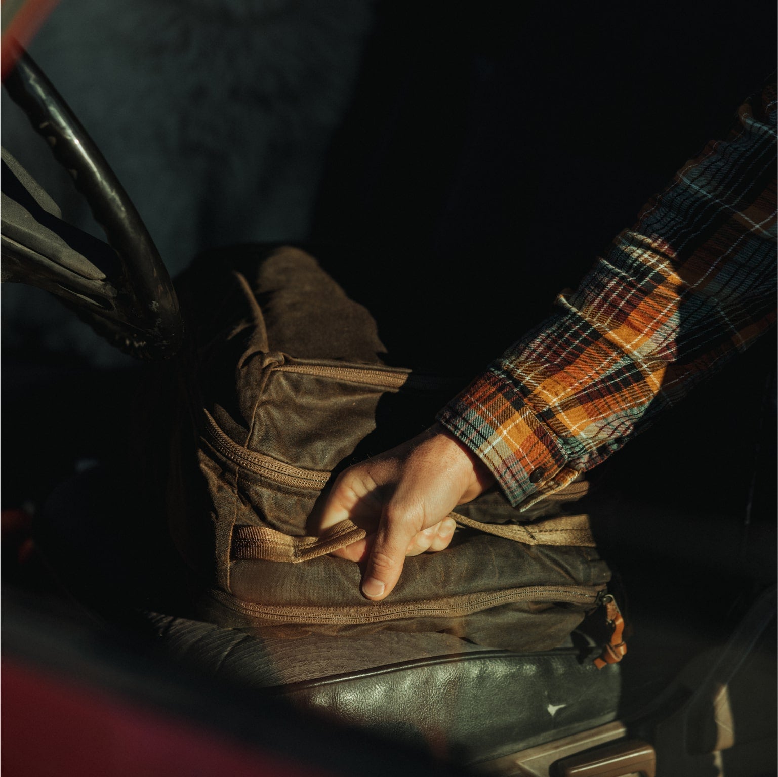 CIVIC Travel Bag 26L in Waxed Canvas - Waxed Tan - top grab handle [13012cc-WTN]