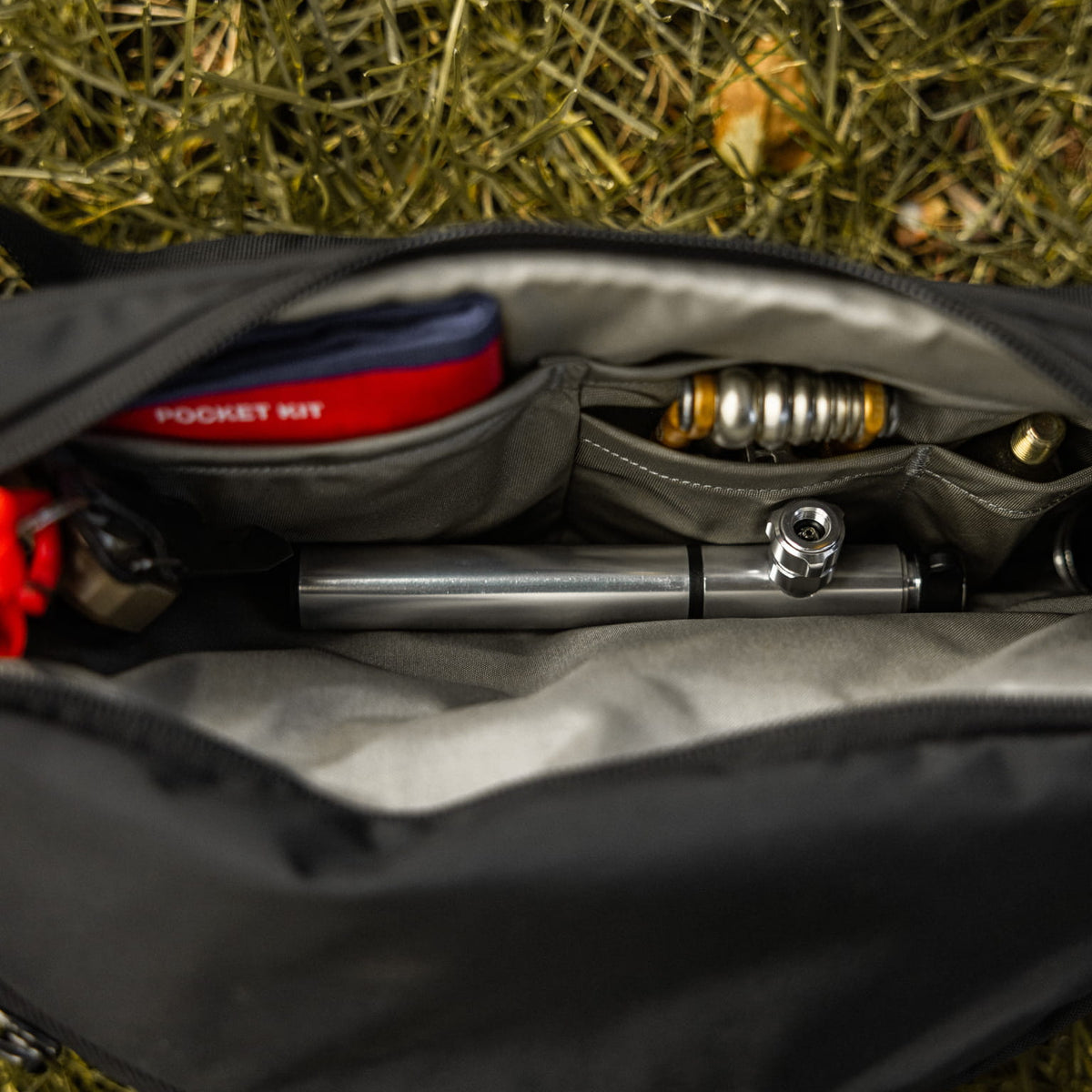 MOUNTAIN HIP PACK 3.5L in Solution Dyed Black - Internal Drop In Pockets [11003a-SBK]