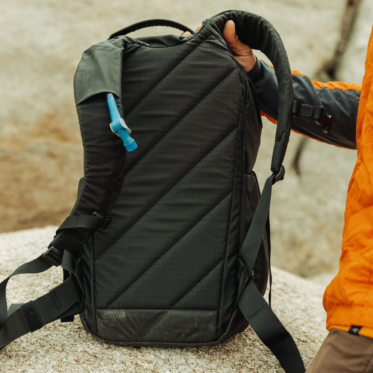 MOUNTAIN Panel Loader 22L - Solution Dyed Black - breathable back panel [11004d-SBK]