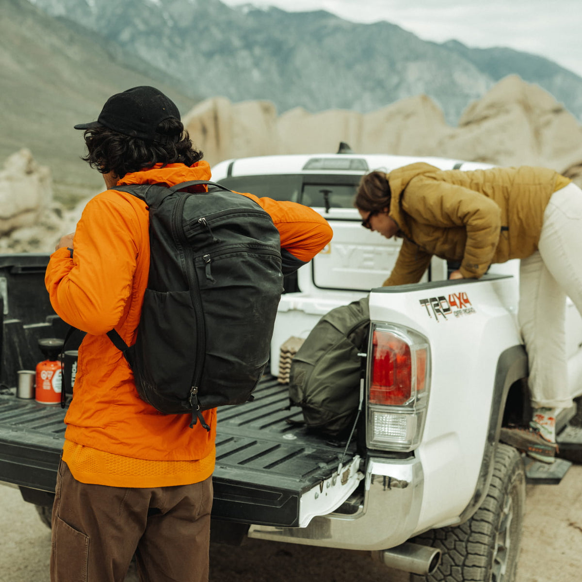 MOUNTAIN Panel Loader 22L - Solution Dyed Black - packing up [11004d-SBK]