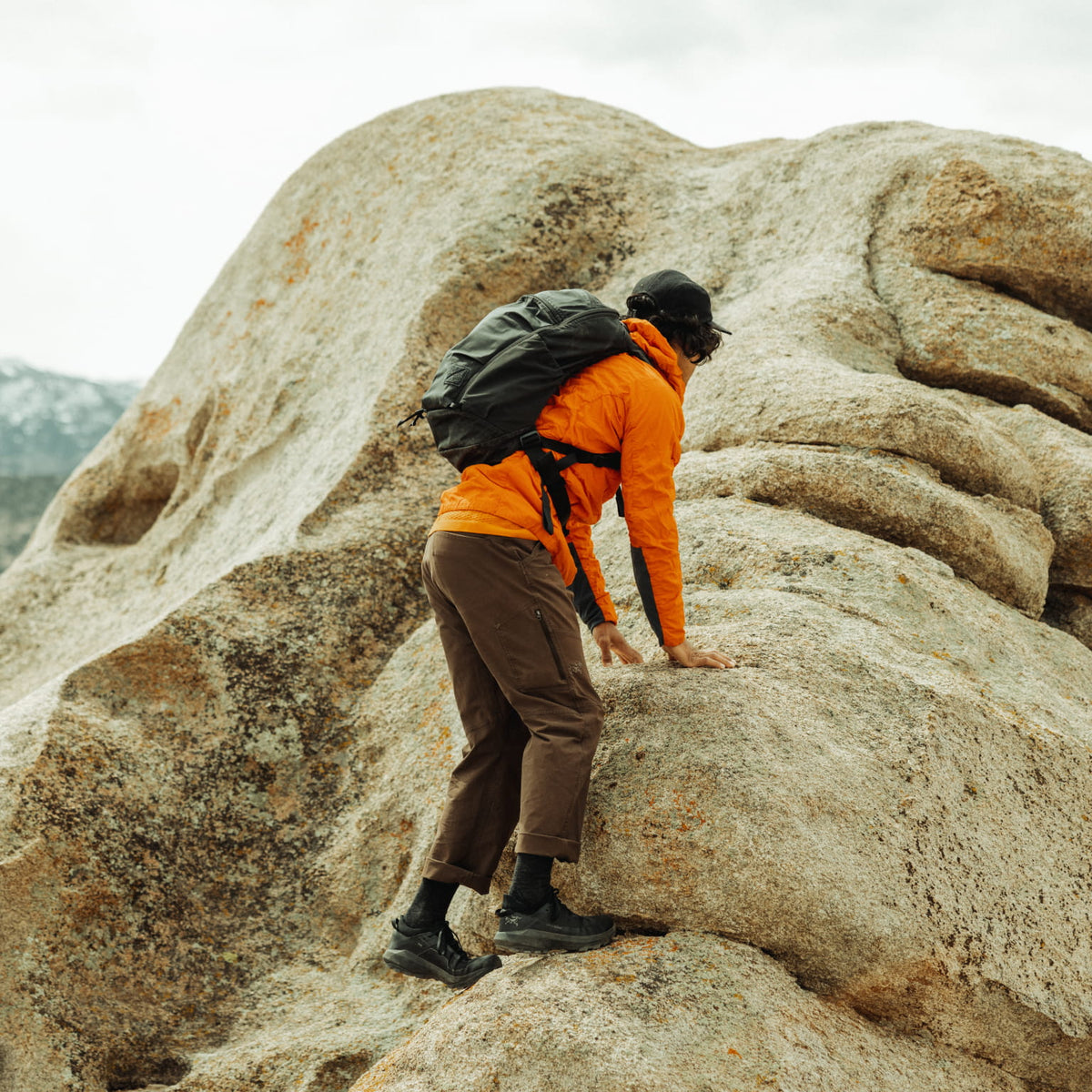 MOUNTAIN Panel Loader 22L - Solution Dyed Black - Hiking [11004d-SBK]