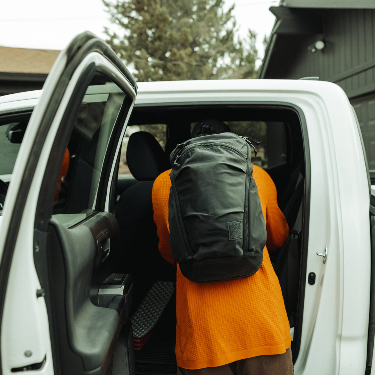 MOUNTAIN Panel Loader 22L - Solution Dyed Black - loadout at truck [11004d-SBK]