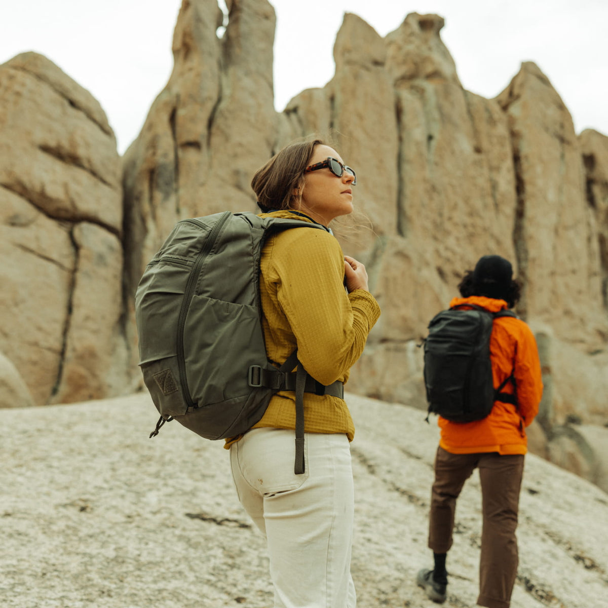 MOUNTAIN Panel Loader 22L - OD Green - hiking in mountains [11004d-ODG]