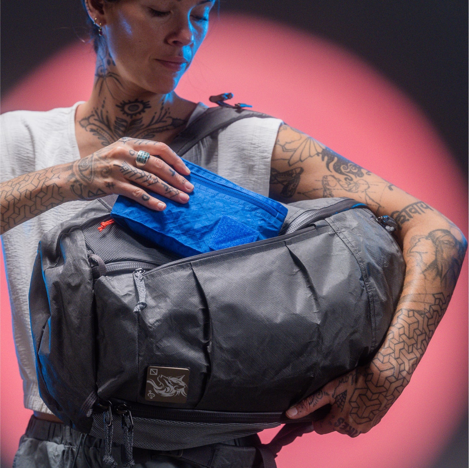 MOUNTAIN Panel Loader 22L in Gravel Gray - Ultra - side access pocket 
