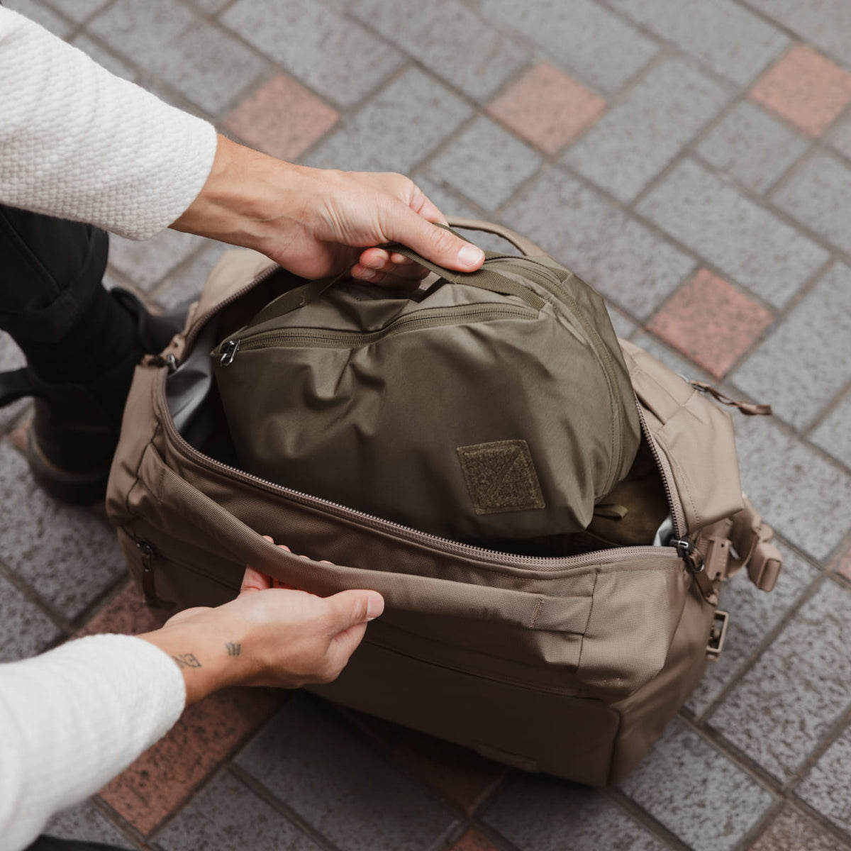 Transit Duffel 25L in Fossil Brown - over hand packing cube [13023d-FBN]