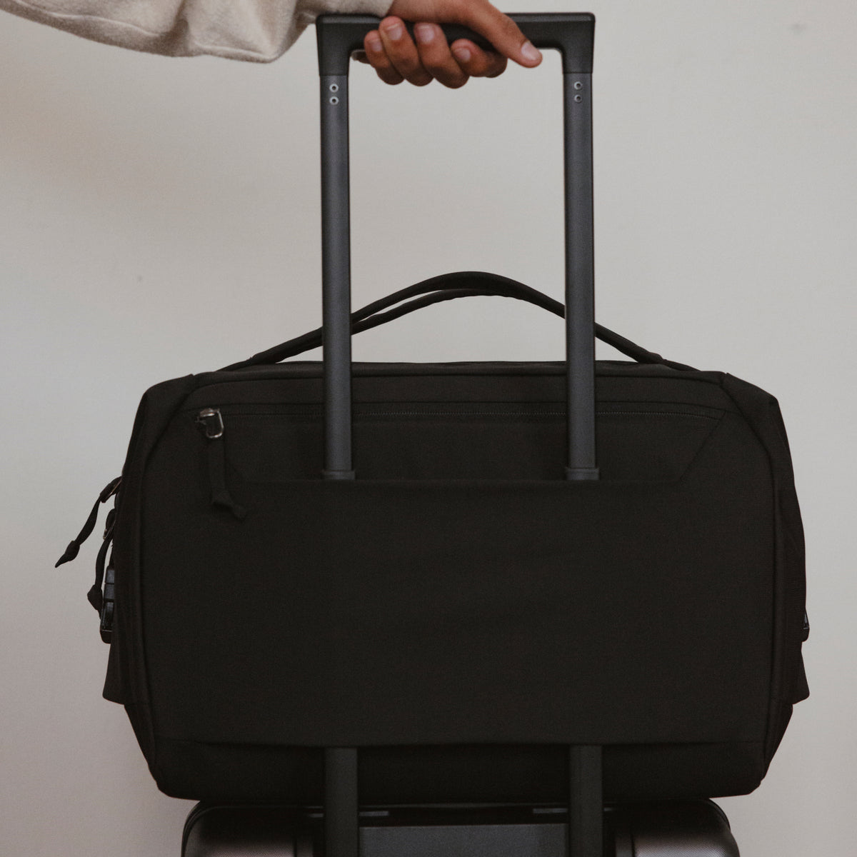 Transit Duffel 25L in Solution Dyed Black - luggage pass through [13023d-SBK]