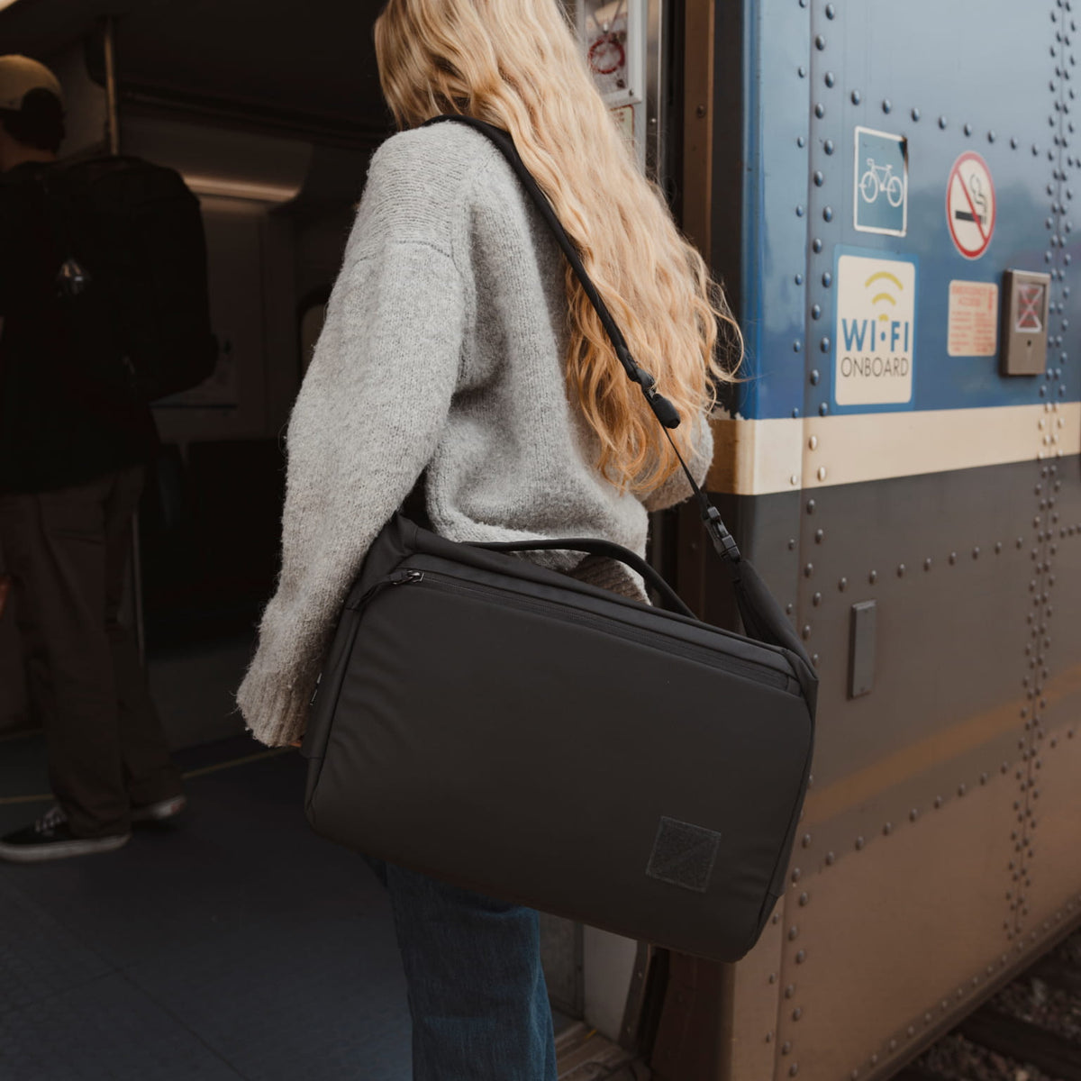 Transit Duffel 25L in Solution Dyed Black - boarding train [13023d-SBK]