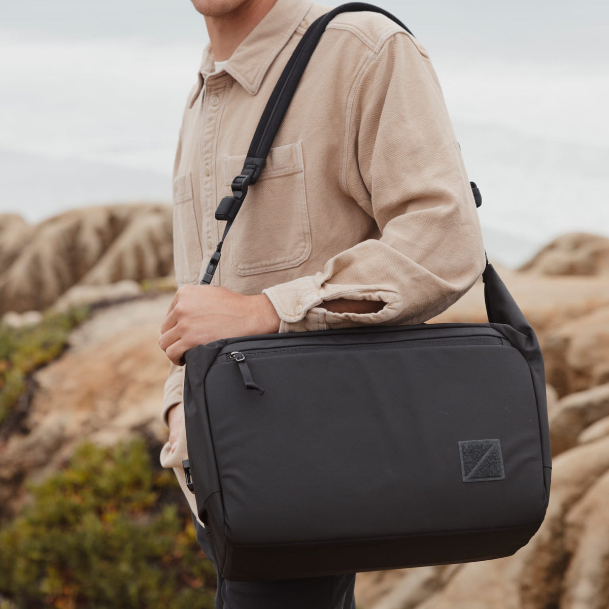Transit Duffel 25L in Solution Dyed Black - over arm carry [13023d-SBK]
