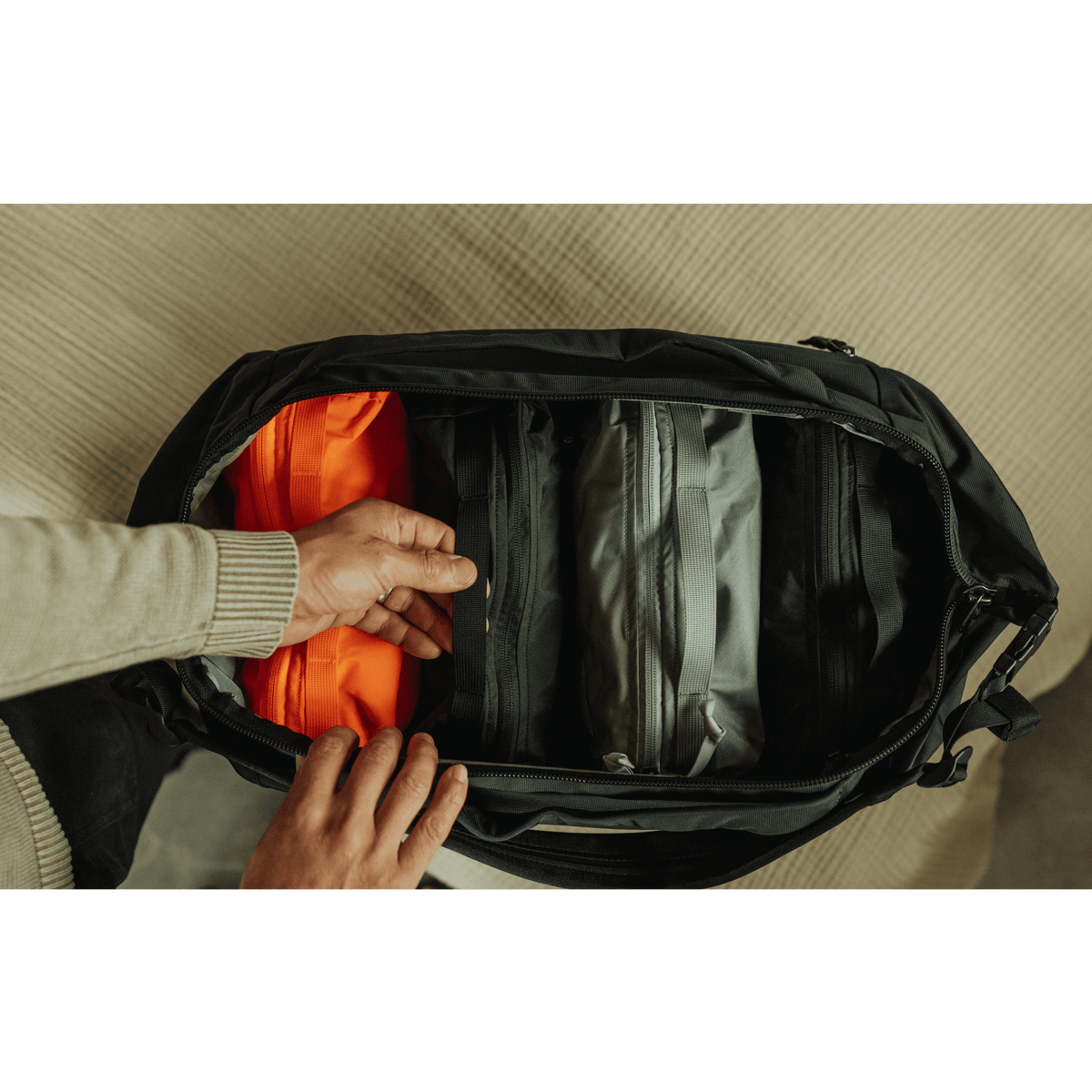 Transit Duffel 35L with Transit Packing Cube 10L overhead [13014d-SBK]
