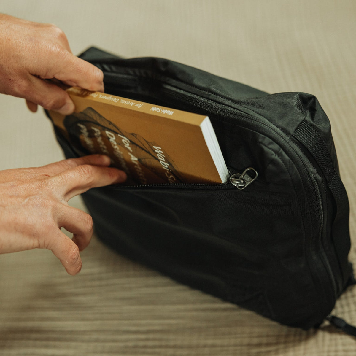 Transit Packing Cube 10L in Black - quick access pocket with book [13021a-BLK]